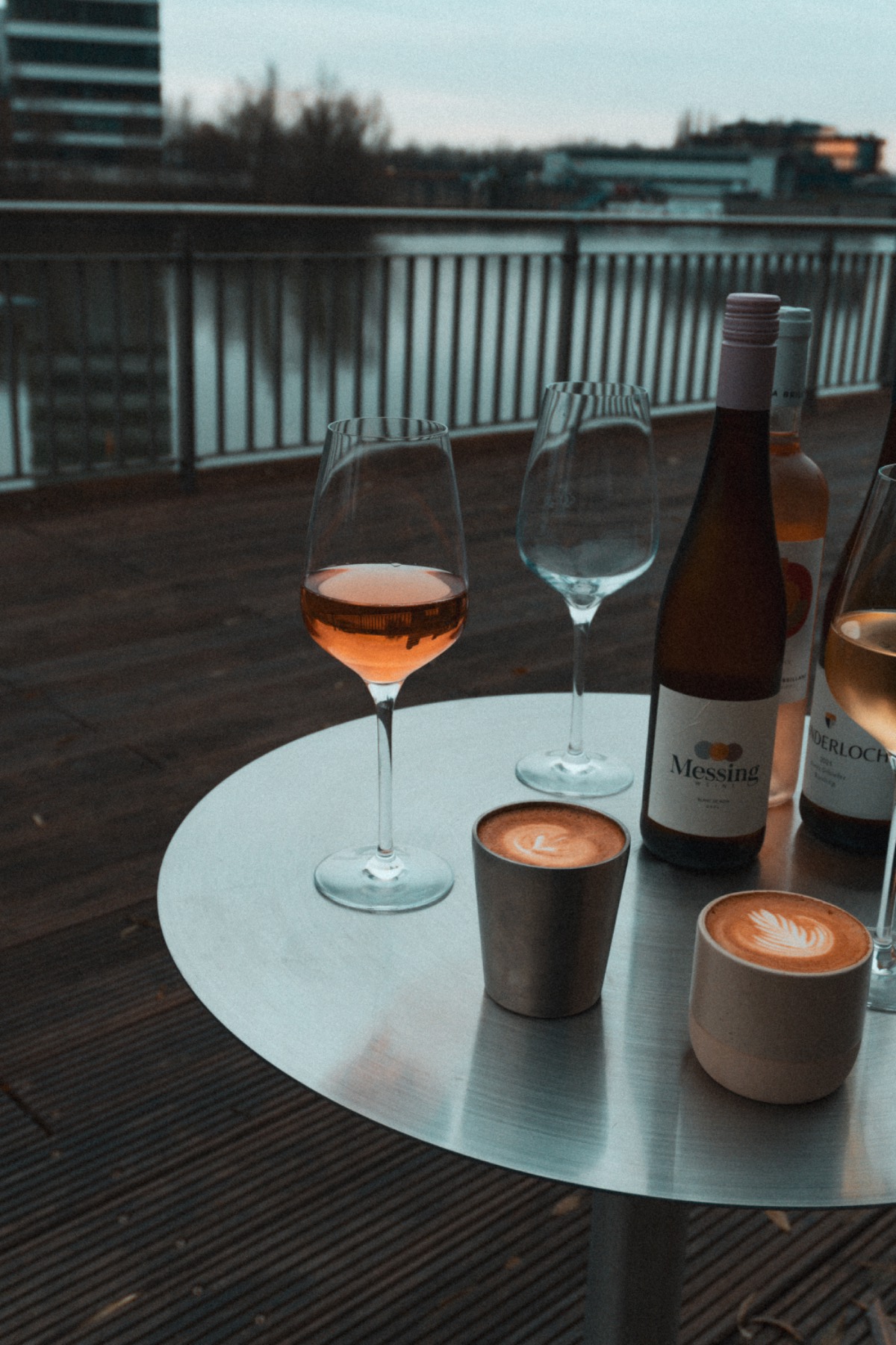 wein und kaffee am medienhafen