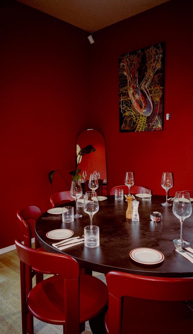 runder tisch für private dining im roten raum